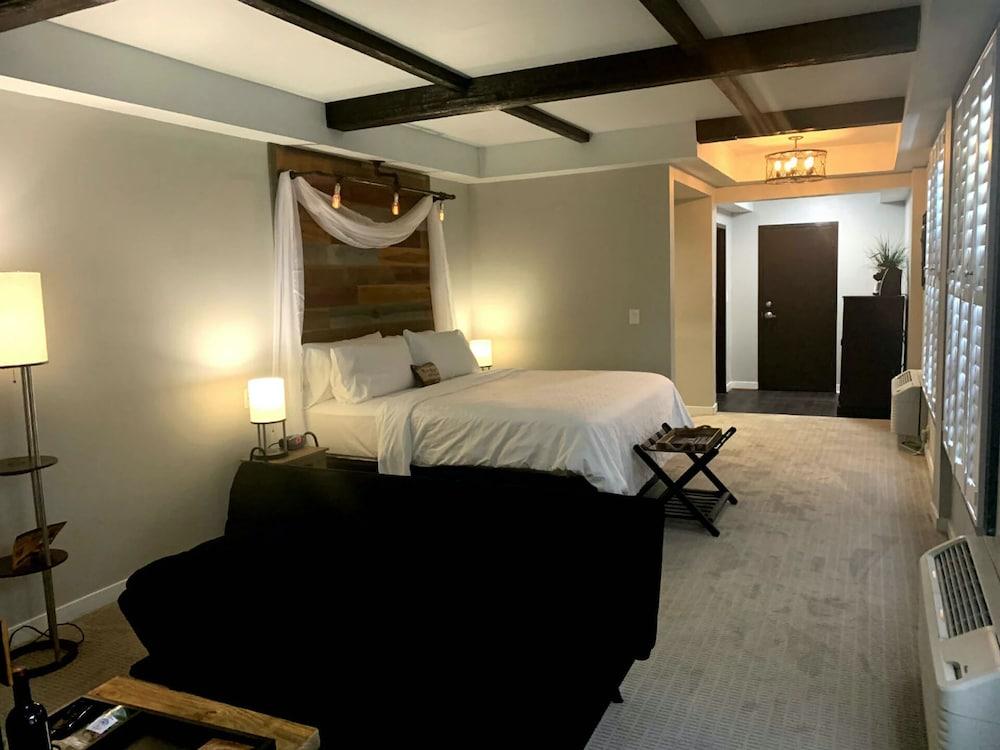 Cedar Stables Inn and Suites Room