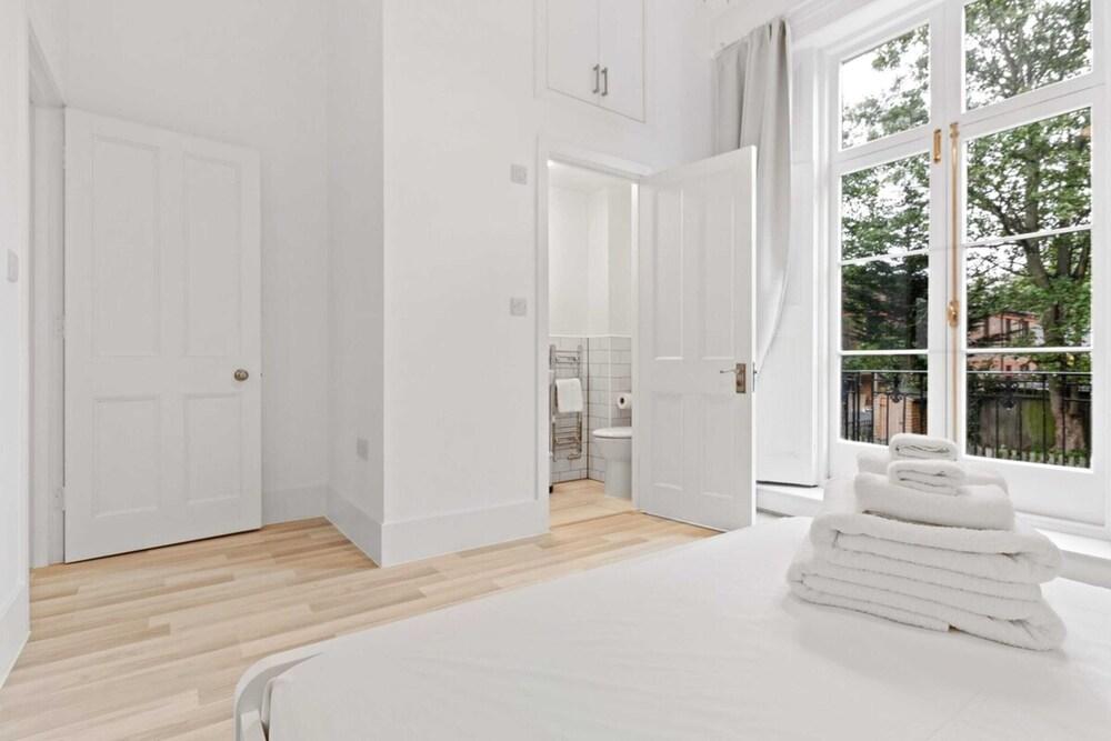 Refined, Light 1 Bed Apt w Balcony in Brixton Room