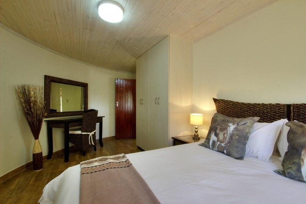 Monzi Safari Lodge Room