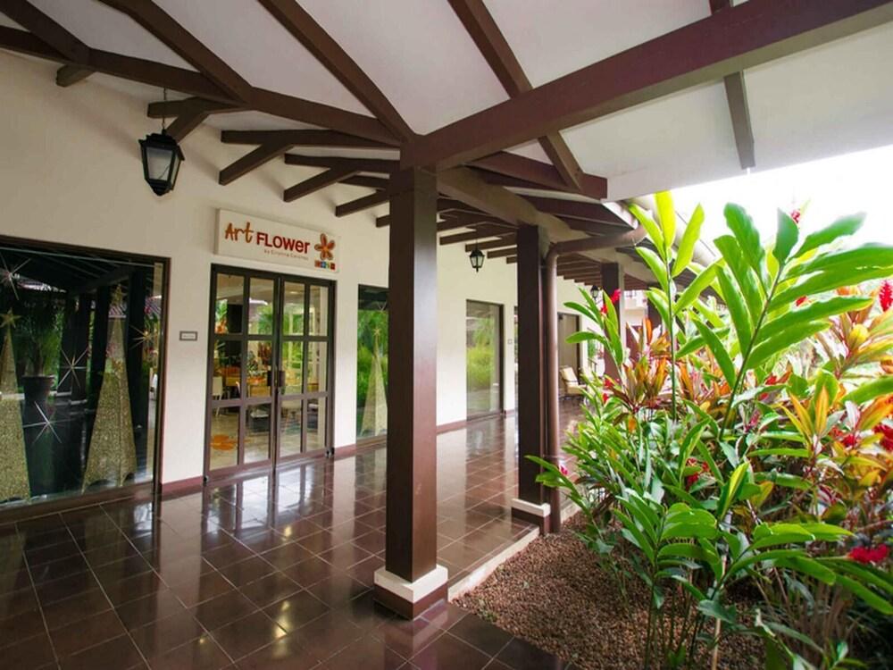 Dazzling end unit in Coco with extra windows and lots of light sleeps 8 Exterior