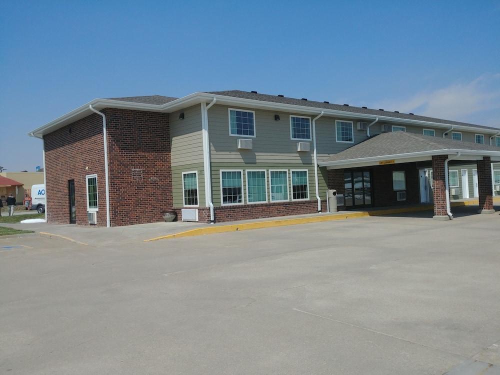 Boarders Inn & Suites by Cobblestone Hotels – Broken Bow Property Grounds