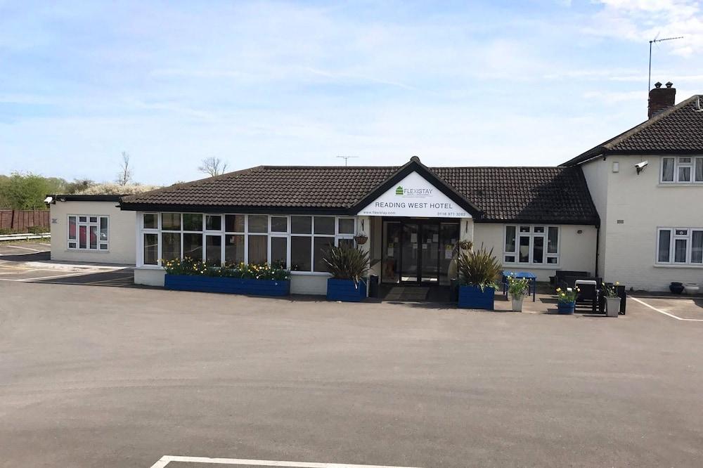 Flexistay Reading West Aparthotel Hotel Front