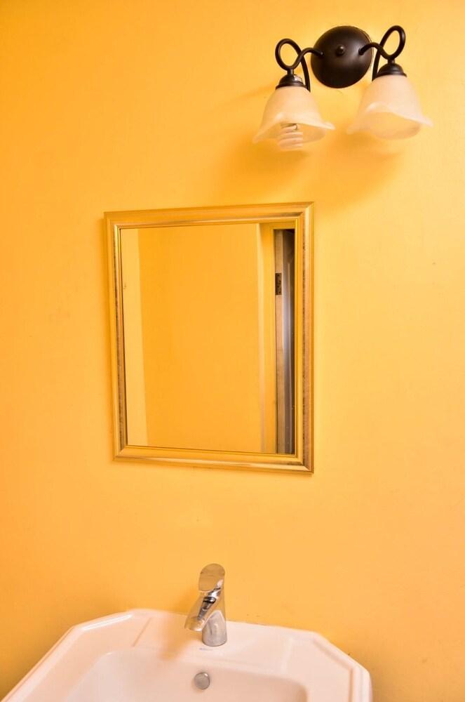 كينجستون صن سيت جيست أبارتمنت 1 حوض الحمام