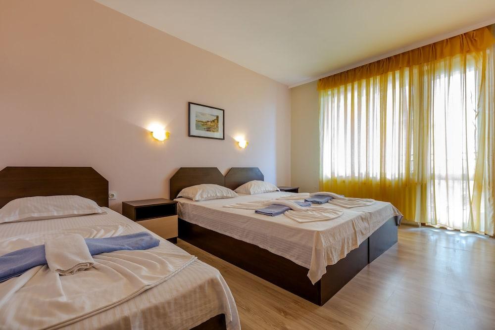 Triple Room in Dafinka Guest House Featured Image