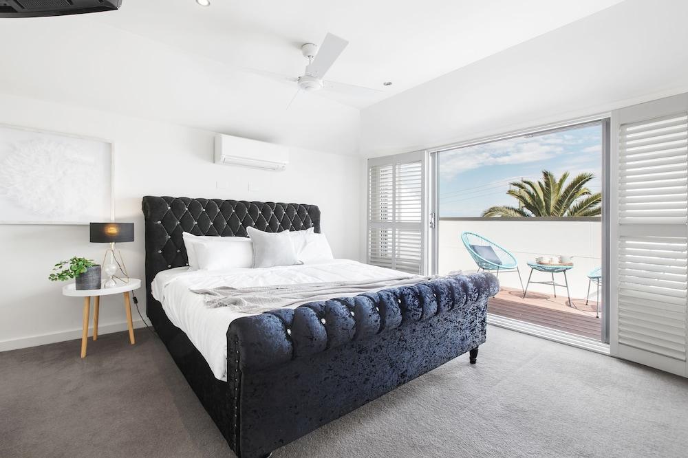 The Jetty Beach Apartment by Ready Set Host Featured Image