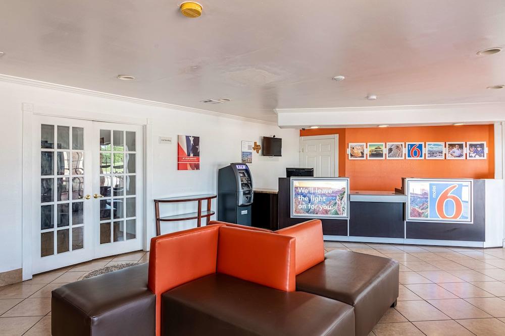 Motel 6 Georgetown, TX Lobby Sitting Area