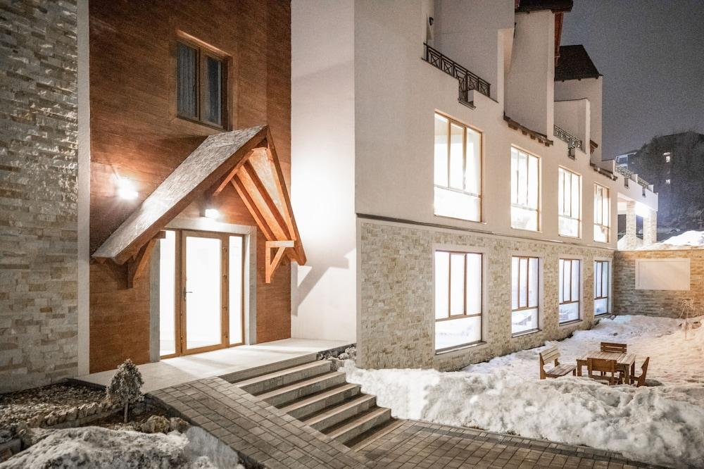 Sky Cabin Apartments
