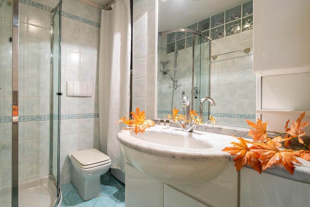 Uffizi Place by Mmega Bathroom