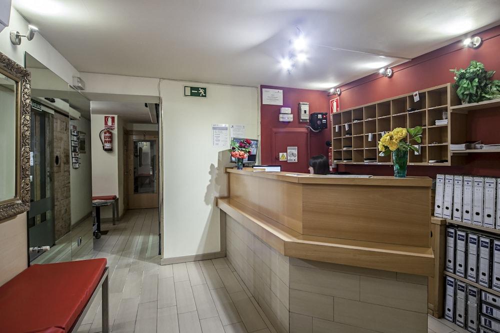 INTER Puerta del Sol - Auto Check-in Lobby Sitting Area