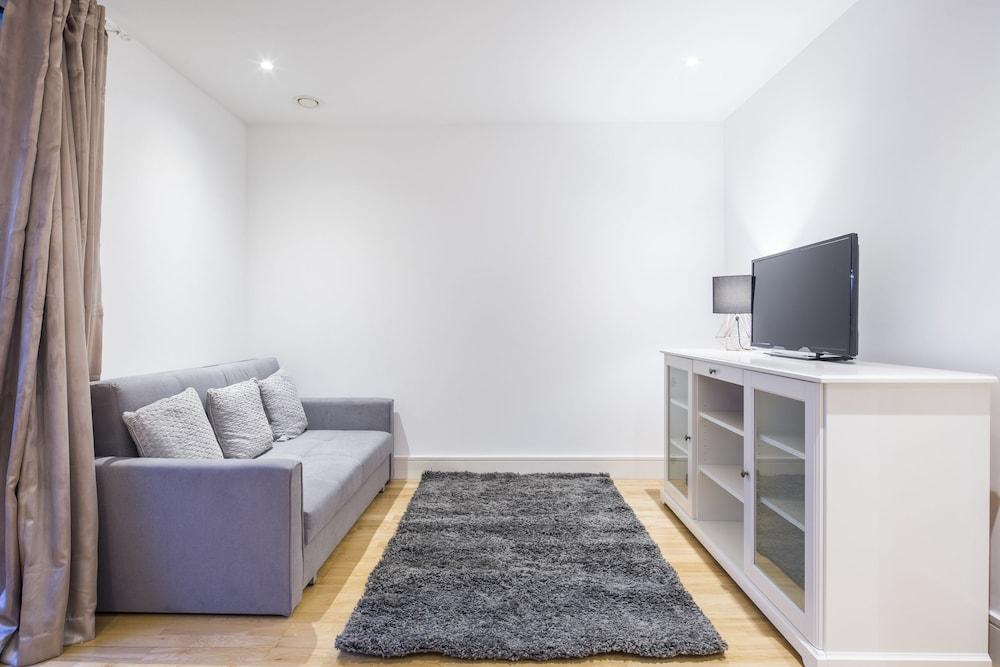 Modern Apt. in the Heart of Docklands Room
