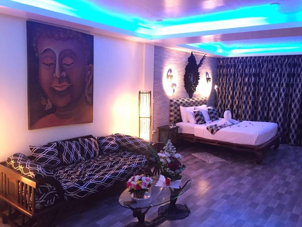 Fong Kaew and Baan Nang Fa Guesthouse Room