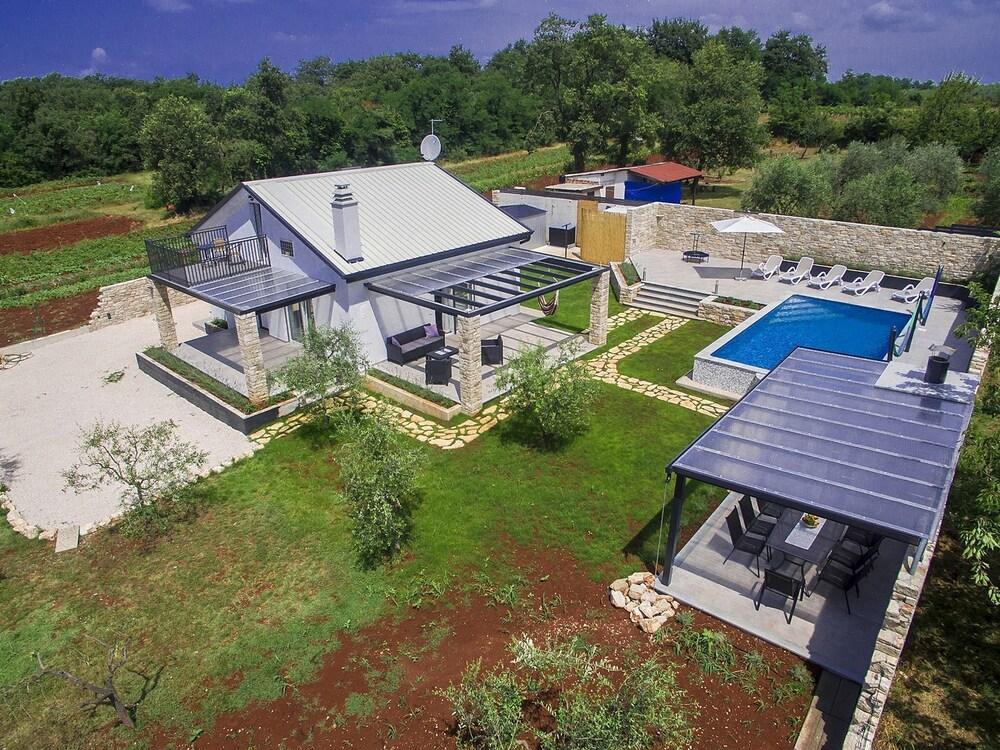 Beautiful Detached Villa With Garden and Private Pool Near Umag Exterior