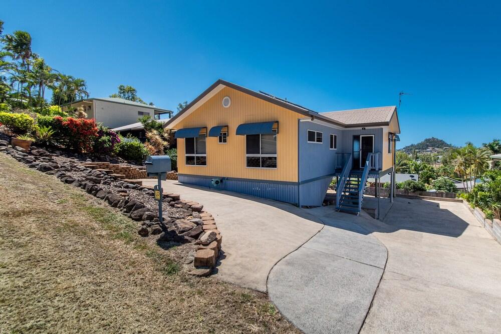 Sunset Escape - Cannonvale Property Grounds
