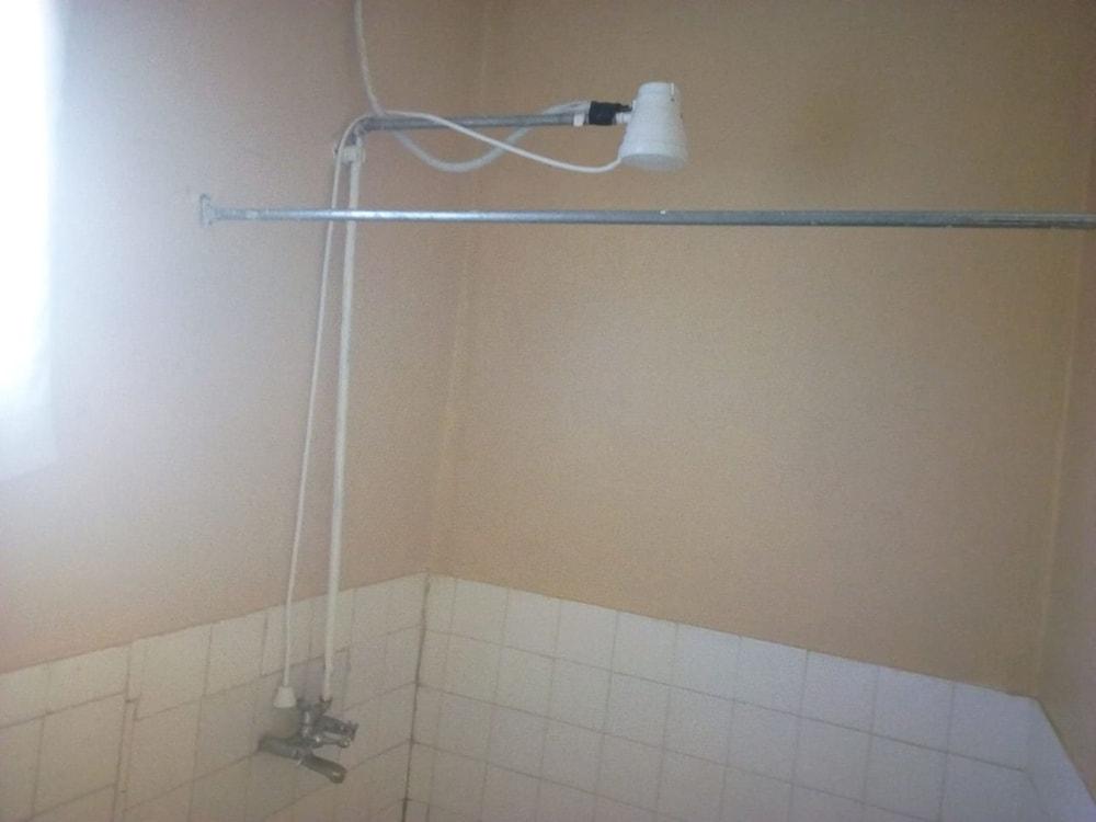 فولز هيبو بوينت هوتل الدش داخل الحمام