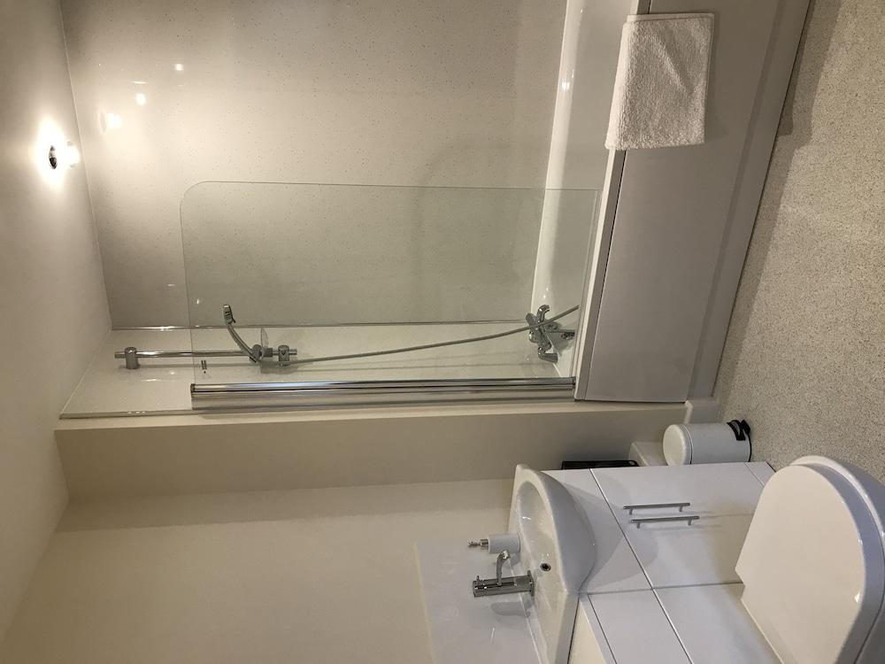 St Peters View Bathroom