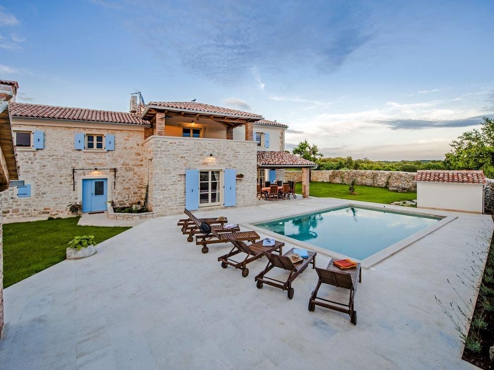 Situated in a Quiet Locatio has Everything What you Need for a Perfect Holiday Exterior