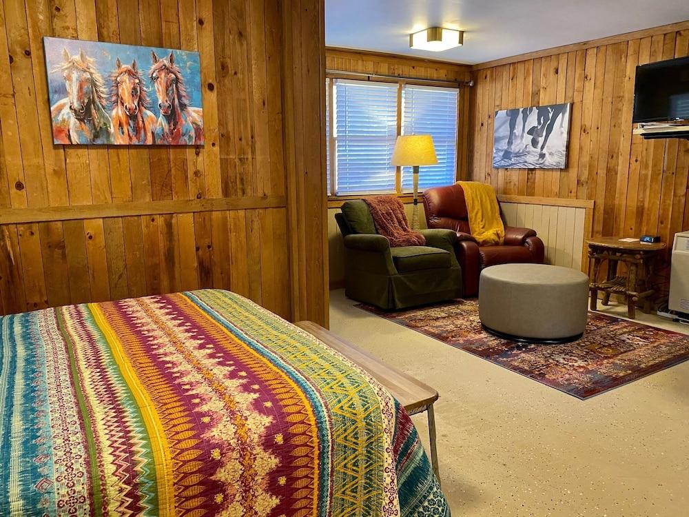 The Last Resort - Horse Themed Cute Cabin, No Frills, Pet-friendly, Recently Refurbished! by Redawning