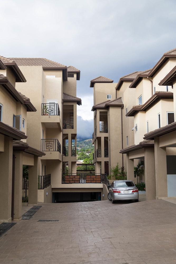 Luxury 3 Level Town House Exterior