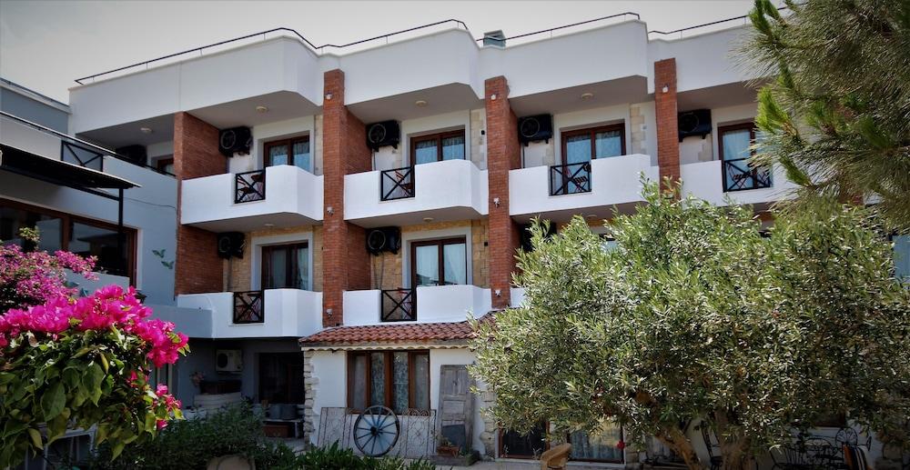 Parva Port Alacati Property Grounds