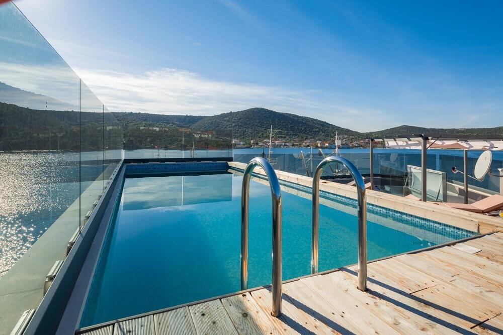 Beachfront Villa Seashell with Pool Rooftop Pool