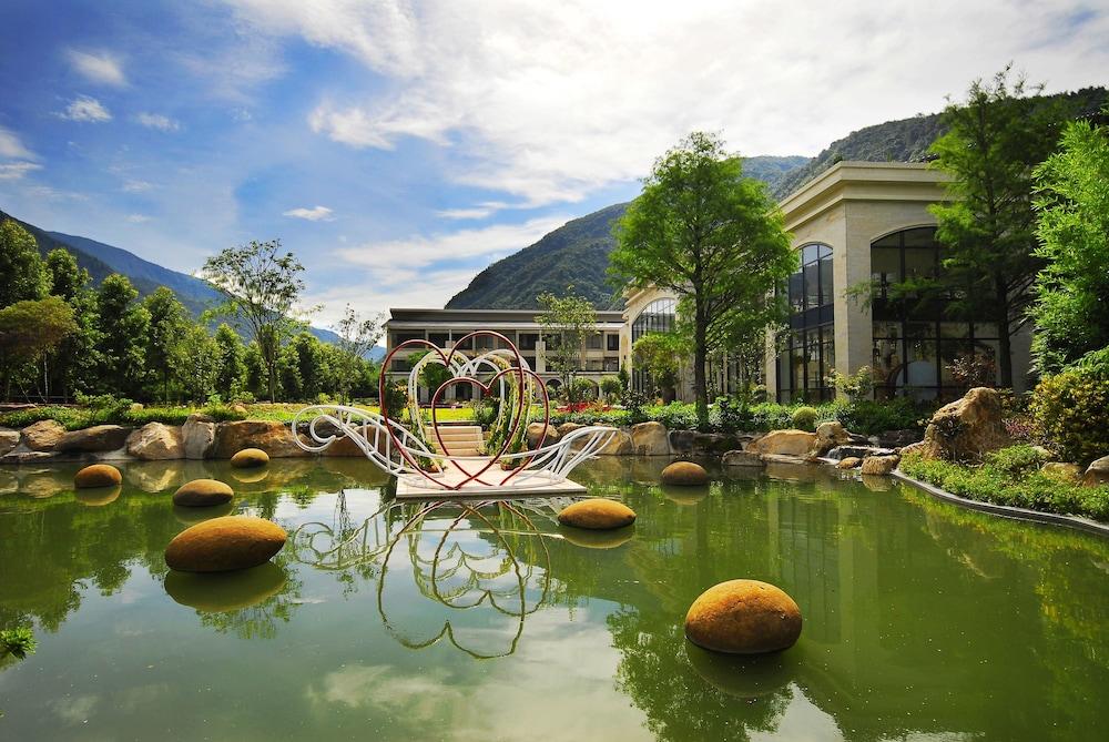 Tai Yi Red Maple Resort Featured Image