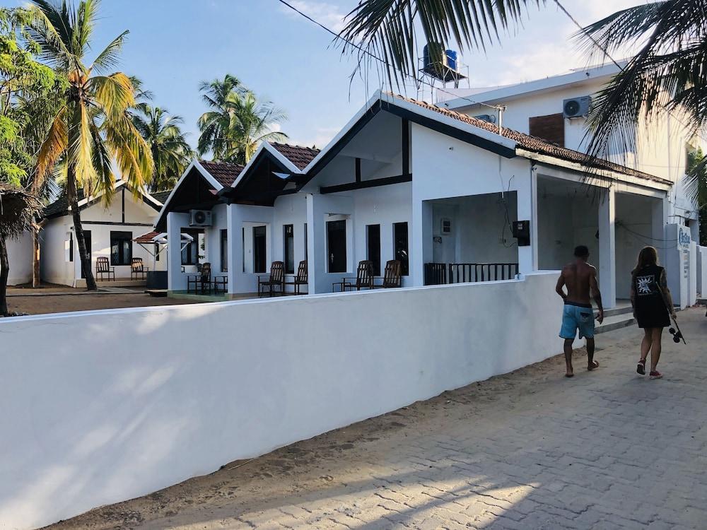 Sam's Hut Arugambay