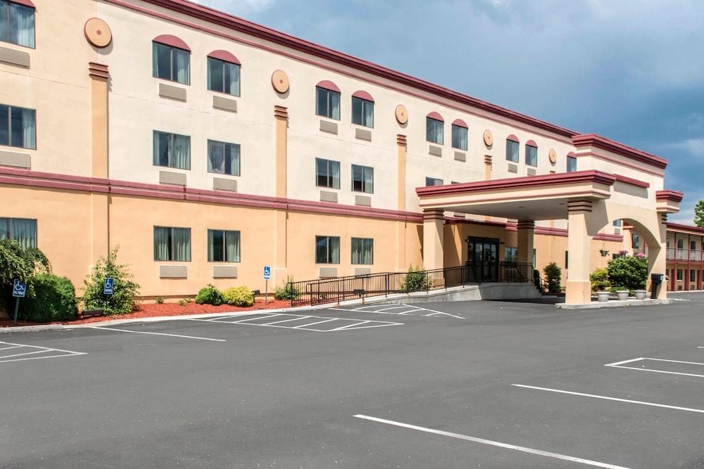 Econo Lodge Carlisle Central Exterior