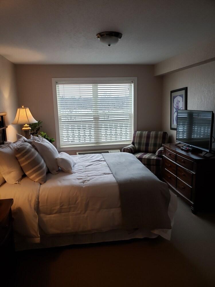 Unit 303 BD/ 2 BA Room