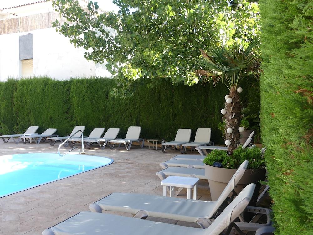 هوتل ميديس إل حمام سباحة مكشوف