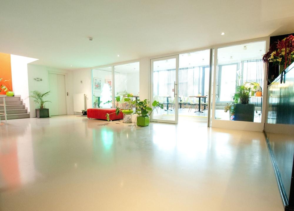 Corbie Geel Lobby