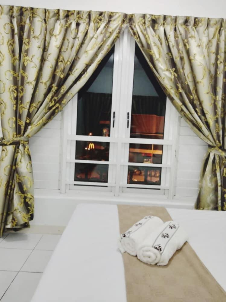 HomeStay Nimah Seaview Room