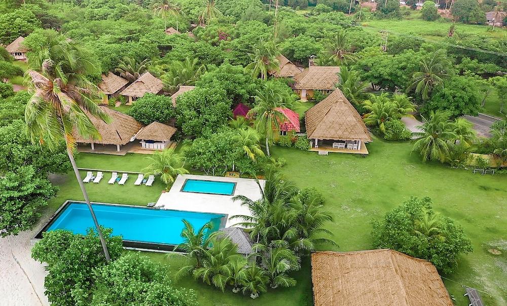 تريكورا بيتش كلوب آند ريزورت زحليقة مائية