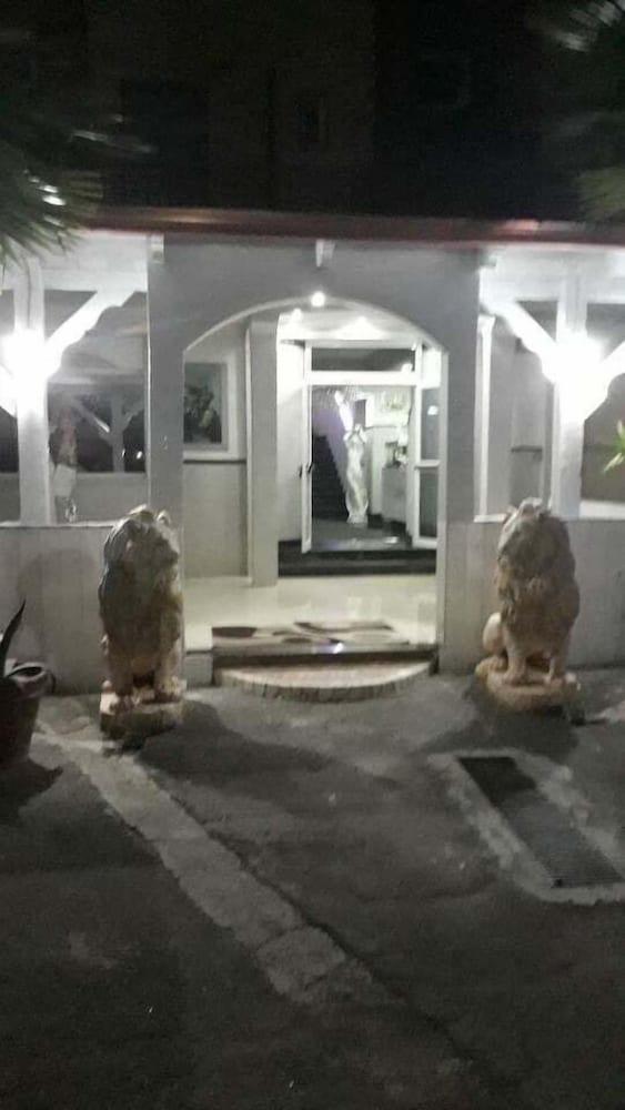 هوتل نابوليون تفاصيل الفندق من الخارج