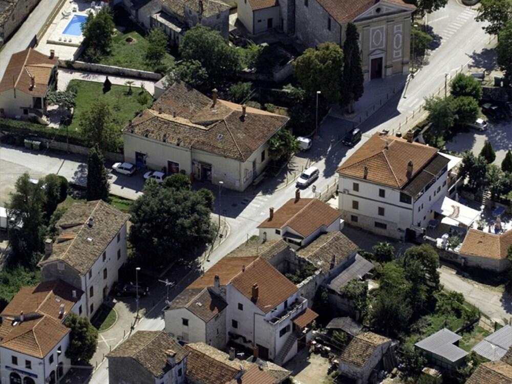 Modern Apartment Noa II in Villa Valtrazza With Pool in Center of Village Tar Exterior