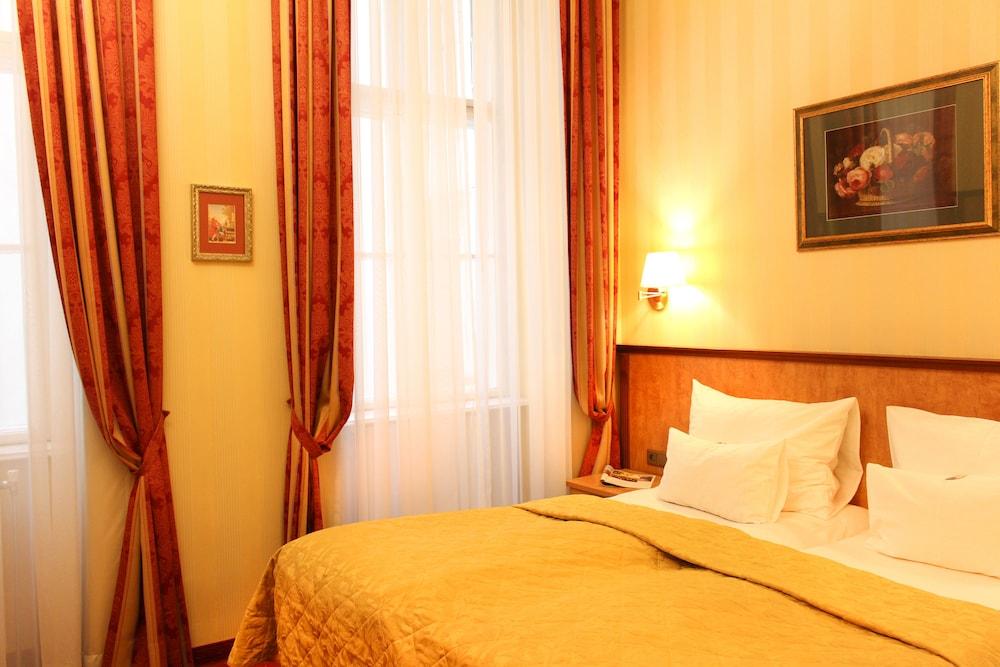 Opera Suites - Self Check-in Room