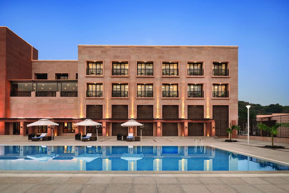 Ramada Encore by Wyndham Statue of Unity Outdoor Pool