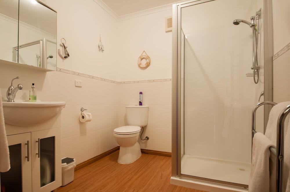 Maria Views Bed & Breakfast Bathroom