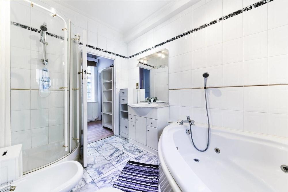 Cosy West End Flat min From Selfridges & Oxford st Bathroom