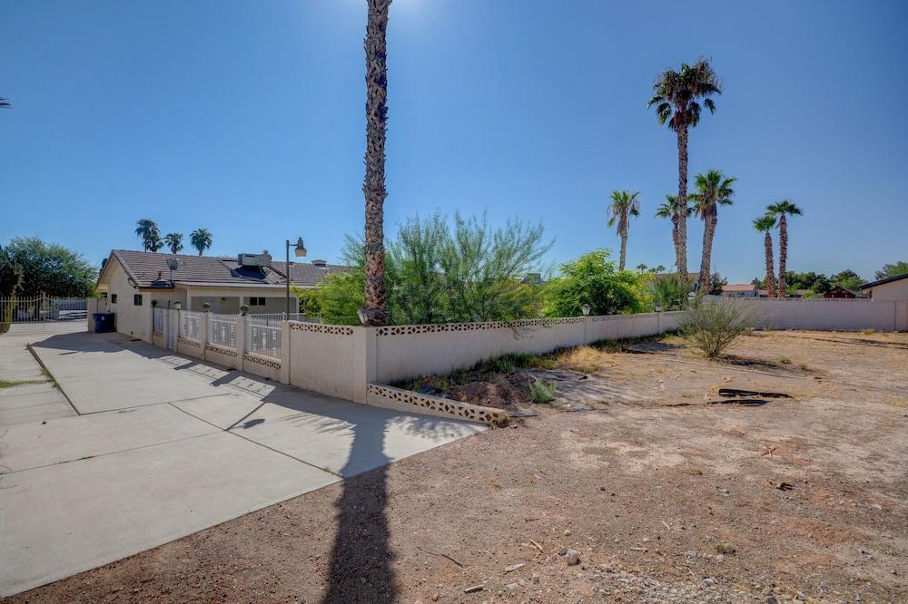 Luxurious 4BR House with Large Pool Near Strip Property Grounds