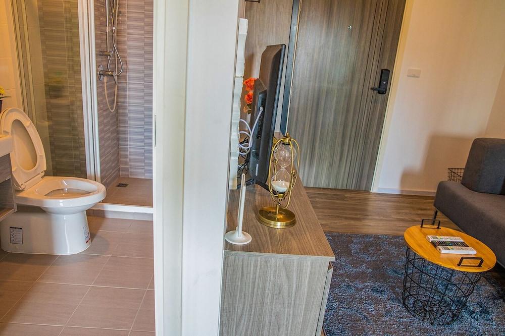 Apartment 450m from BTS with Sky Pool - bkbloft7 Bathroom