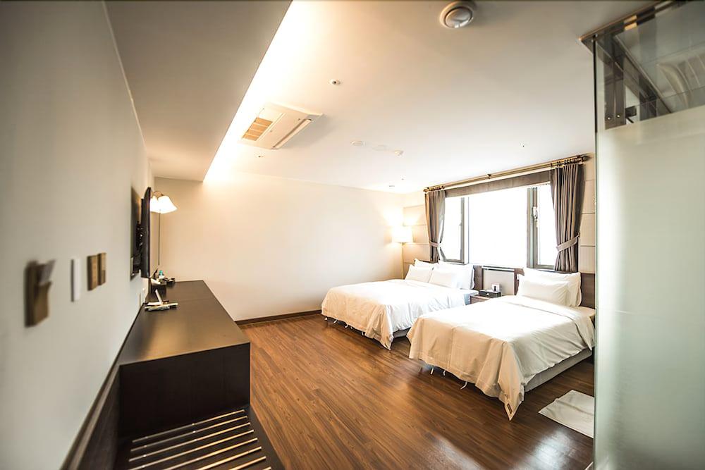 JS Hotel Guestroom
