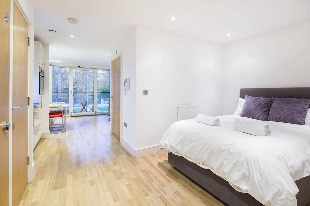 Modern Apt. in the Heart of Docklands Room