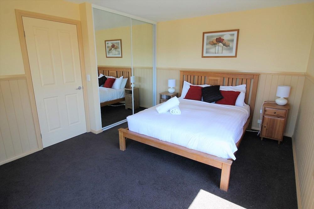 Torino 6 - Lake Jindabyne & Snowy Mountain Views Room