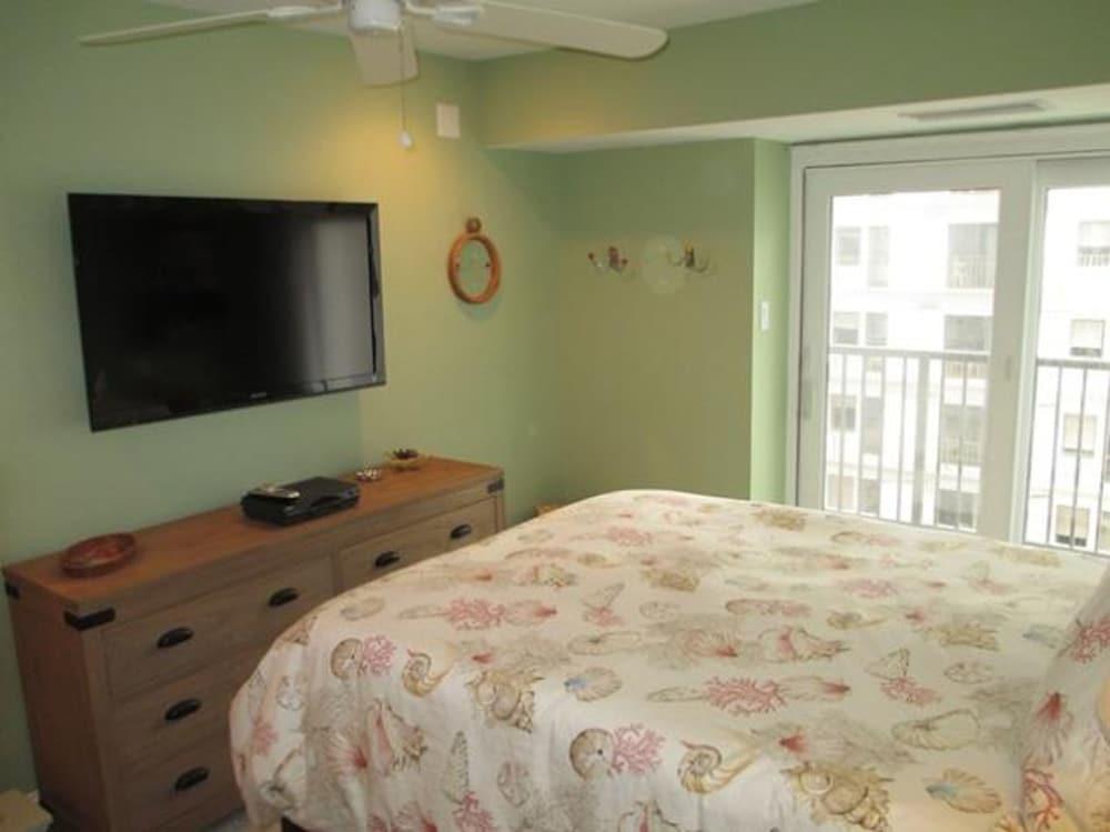 Henlopen Unit 607 by Long & Foster Room