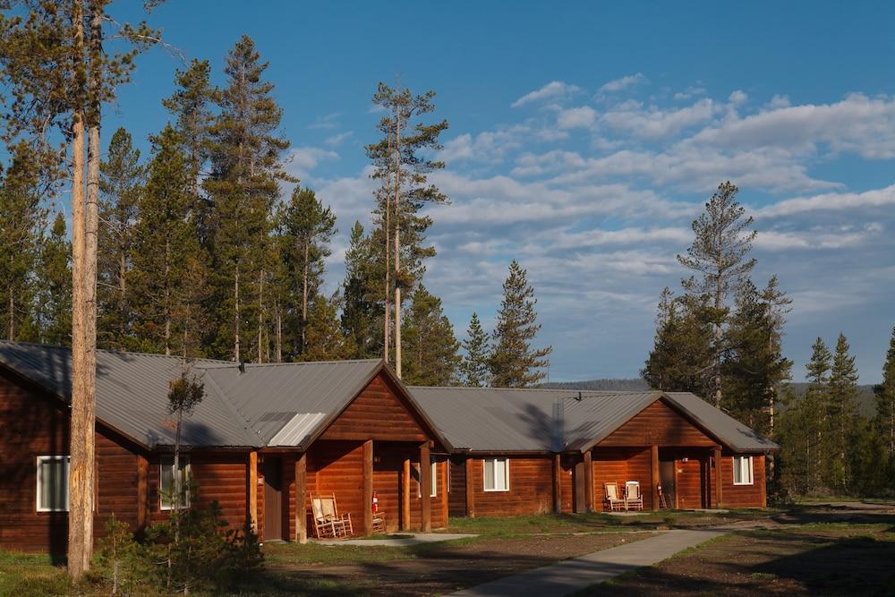 Headwaters Lodge & Cabins at Flagg Ranch Property Grounds