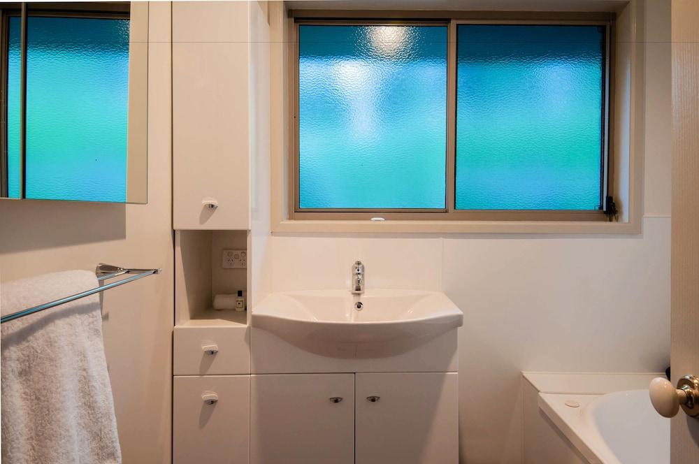 Maria Views Bed & Breakfast Bathroom