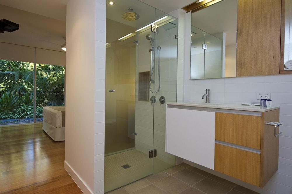 Maggies Beachfront Apt. 9 Bathroom
