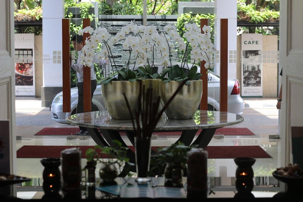 Java Paragon Hotel and Residences Lobby