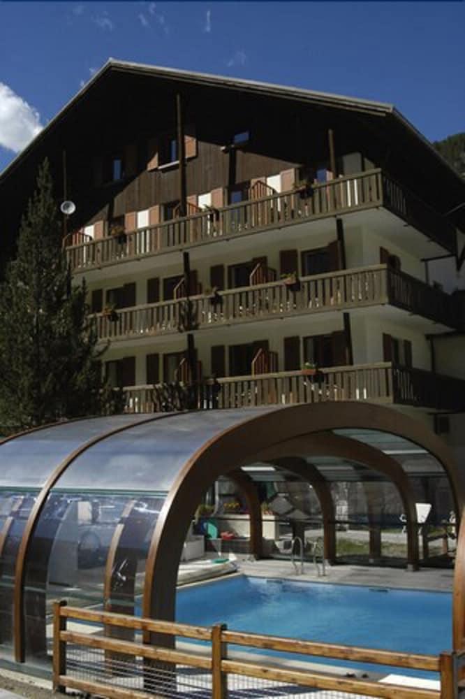 Le Fontenil Indoor Pool
