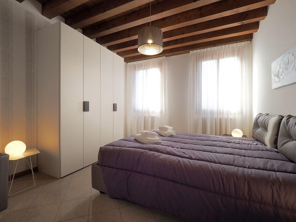 Venetian Style 2 Room